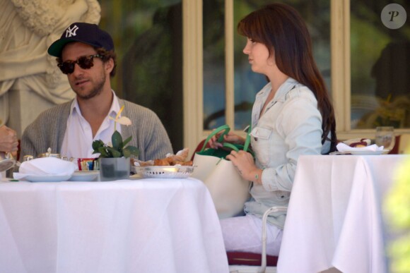 Lana Del Rey déjeune avec son compagnon Francesco Carrozzini et la mère de celui-ci Franca Sozzani à Stresa, Italie, le 2 aout 2015