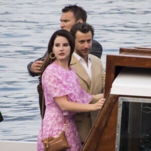 Lana Del Rey et son compagnon Francesco Carrozzini quittent l'Hotel des Iles Borromees pour rejoindre l'île Isola Madre où se déroule la soirée de mariage de Beatrice Borromeo et Pierre Casiraghi, à Stresa, Italie, le 31 juillet 2015