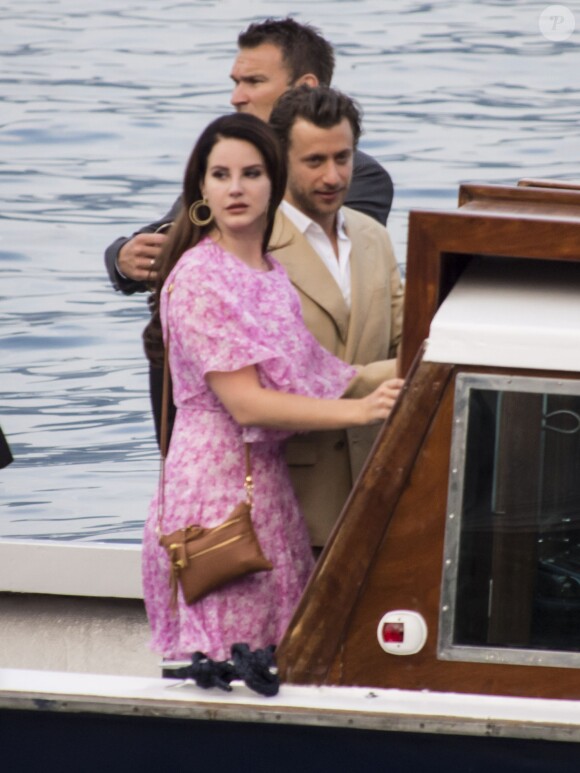 Lana Del Rey et son compagnon Francesco Carrozzini quittent l'Hotel des Iles Borromees pour rejoindre l'île Isola Madre où se déroule la soirée de mariage de Beatrice Borromeo et Pierre Casiraghi, à Stresa, Italie, le 31 juillet 2015