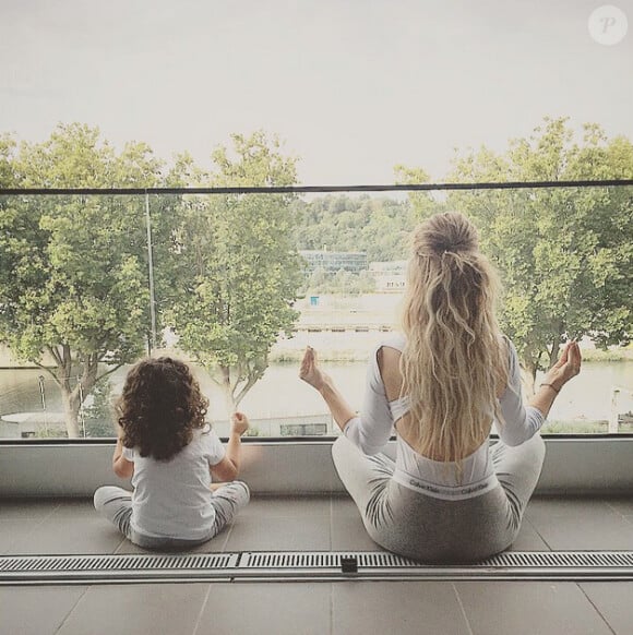 Emilie Nef Naf fait du yoga avec sa fille. Juillet 2015.