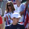 Kim Sears derrière son époux Andy Murray après sa victoire face à Gilles Simon en quart de finale de la Coupe Davis entre la France et la Grande-Bretagne, au Queens Club de Londres, le 19 juillet 2015