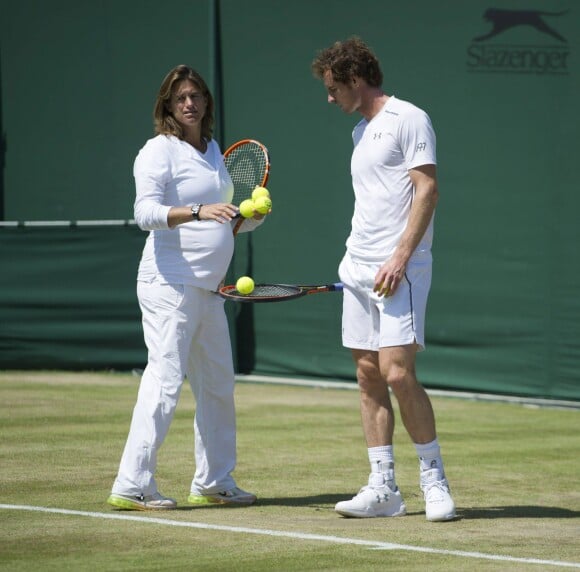 Andy Murray et sa coach Amélie Mauresmo, enceinte, lors de l'entraînement au tournoi de tennis de Wimbledon à Londres le 9 juillet 2015.