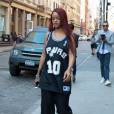  Habillée tout en noir, d'un maillot de basket vintage des Spurs avec un pantalon Céline, Rihanna se promène à New York avec une amie le 8 mai 2015 