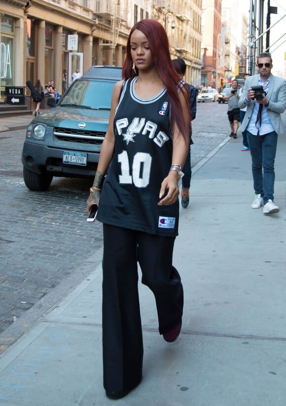 Habillée tout en noir, d'un maillot de basket vintage des Spurs avec un pantalon Céline, Rihanna se promène à New York avec une amie le 8 mai 2015