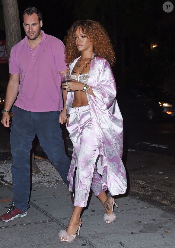 Rihanna en pyjama rose Fleamadonna, lingerie en dentelle blanche, et mules en fourrure, pour aller au studio à New York le 17 juillet 2015