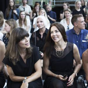 La princesse Mary de Danemark, entre son amie l'actrice Ellen Hellingso et la chanteuse Oh Land, au défilé de mode Malene Birger pendant la Fashion Week de Copenhague, le 6 août 2015.