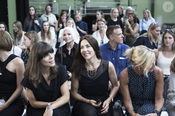 La princesse Mary de Danemark, entre son amie l'actrice Ellen Hellingso et la chanteuse Oh Land, au défilé de mode Malene Birger pendant la Fashion Week de Copenhague, le 6 août 2015.