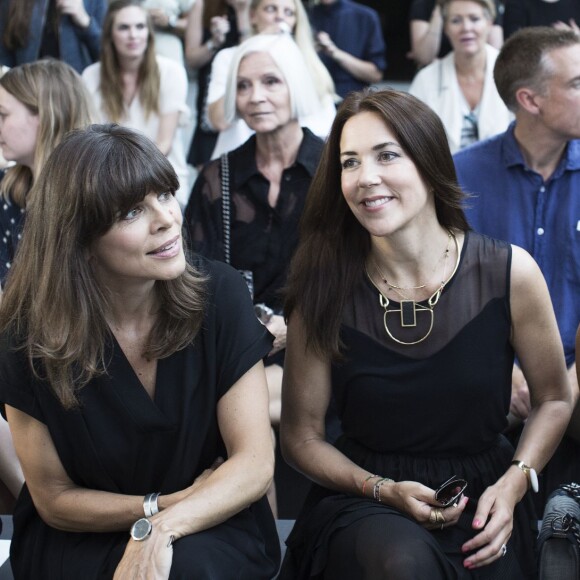 La princesse Mary de Danemark, entre son amie l'actrice Ellen Hellingso et la chanteuse Oh Land, au défilé de mode Malene Birger pendant la Fashion Week de Copenhague, le 6 août 2015.