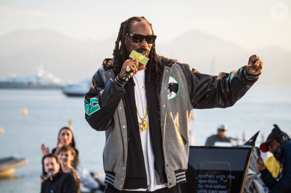 Snoop Dogg - Snoop Dogg sur le plateau du Grand Journal de Canal + lors du 68ème festival de Cannes le 19 mai 2015 
