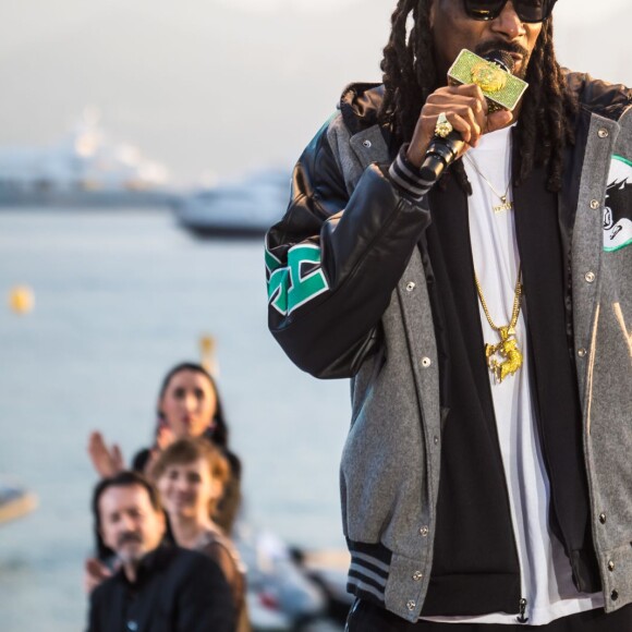 Snoop Dogg - Snoop Dogg sur le plateau du Grand Journal de Canal + lors du 68ème festival de Cannes le 19 mai 2015 