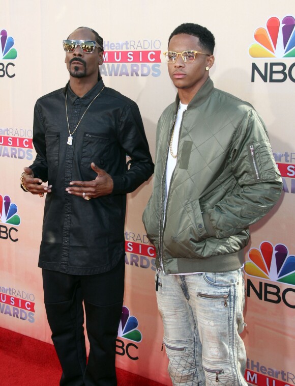 Snoop Dogg et son fils Cordell Broadus - Cérémonie des "iHeart Radio Awards" à Los Angeles, le 29 mars 2015.  