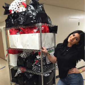 Kylie Jenner rend visite aux enfants malade du Children Hospital de Los Angeles le weekend de son anniversaire / août 2015