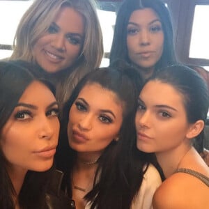 Kylie Jenner et ses soeurs Kim, Kourtney et Khloé Kardashian ainsi que Kendall Jenner pour son anniversaire au restaurant Nobu à Malibu / août 2015