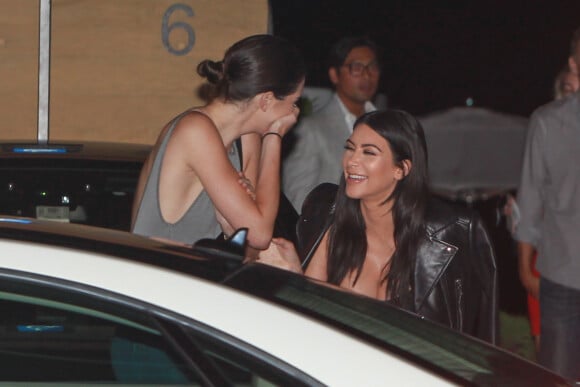 Kim Kardashian et Kendall Jenner mortes de rire au restaurant Nobu pour les 18 ans de Kylie Jenner en famille, Malibu, Los Angeles, le 7 aout 2015  