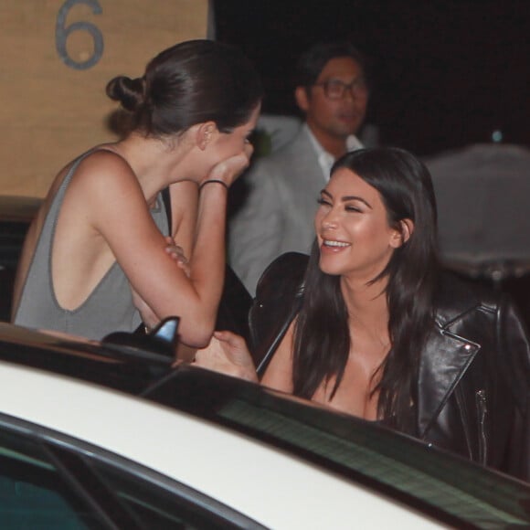 Kim Kardashian et Kendall Jenner mortes de rire au restaurant Nobu pour les 18 ans de Kylie Jenner en famille, Malibu, Los Angeles, le 7 aout 2015  