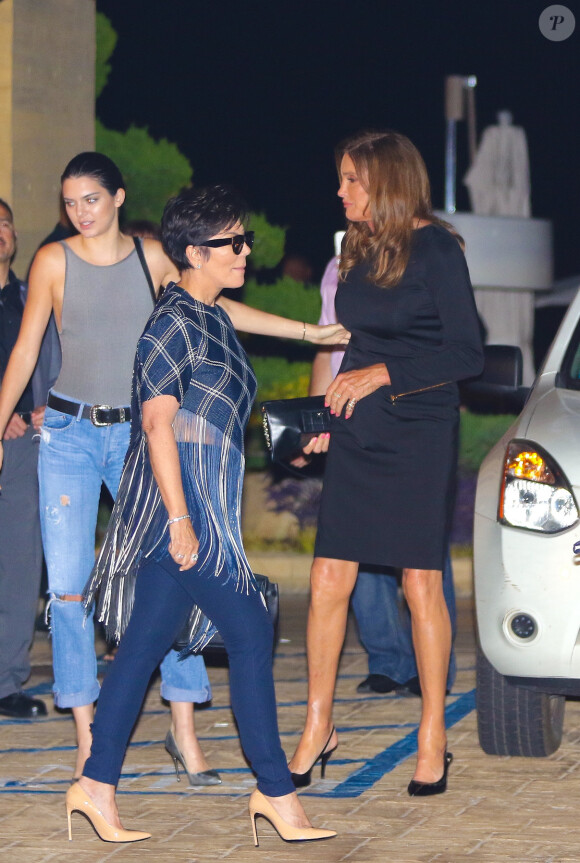 Kendall et sa mère Kris Jenner ainsi que Caitlyn Jenner à la sortie du restaurant Nobu pour les 18 ans de Kylie Jenner en famille, Malibu, Los Angeles, le 7 aout 2015