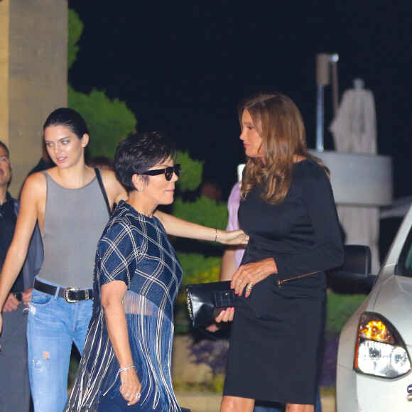 Kendall et sa mère Kris Jenner ainsi que Caitlyn Jenner à la sortie du restaurant Nobu pour les 18 ans de Kylie Jenner en famille, Malibu, Los Angeles, le 7 aout 2015