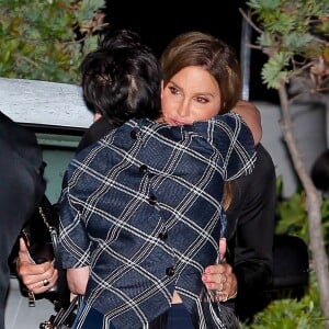 Caitlyn et Kris Jenner s'enlacent à la sortie du restaurant Nobu pour les 18 ans de Kylie Jenner en famille, Malibu, Los Angeles, le 7 aout 2015