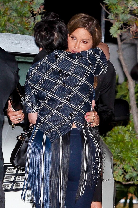 Caitlyn et Kris Jenner s'enlacent à la sortie du restaurant Nobu pour les 18 ans de Kylie Jenner en famille, Malibu, Los Angeles, le 7 aout 2015