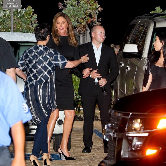 Caitlyn Jenner et Kris Jenner quittent le restaurant Nobu après y avoir fêté les 18 ans de Kylie Jenner en famille, Malibu, Los Angeles, le 7 aout 2015