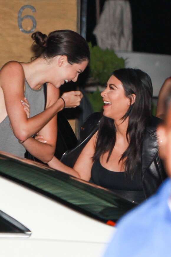 Kendall Jenner et Kim Kardashian hilares au restaurant Nobu pour les 18 ans de Kylie Jenner en famille, Malibu, Los Angeles, le 7 aout 2015.