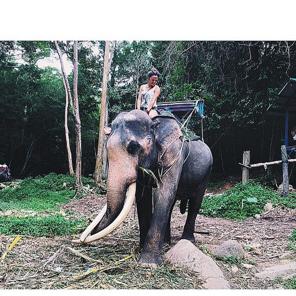 Capucine Anav critiquée à cause d'une balade à dos d'éléphant en Thaïlande, le 7 août 2015.