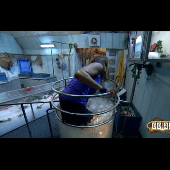 Valérie Bègue dans un bain d'eau glacée, dans Fort Boyard, le samedi 8 août 2015 sur France 2.