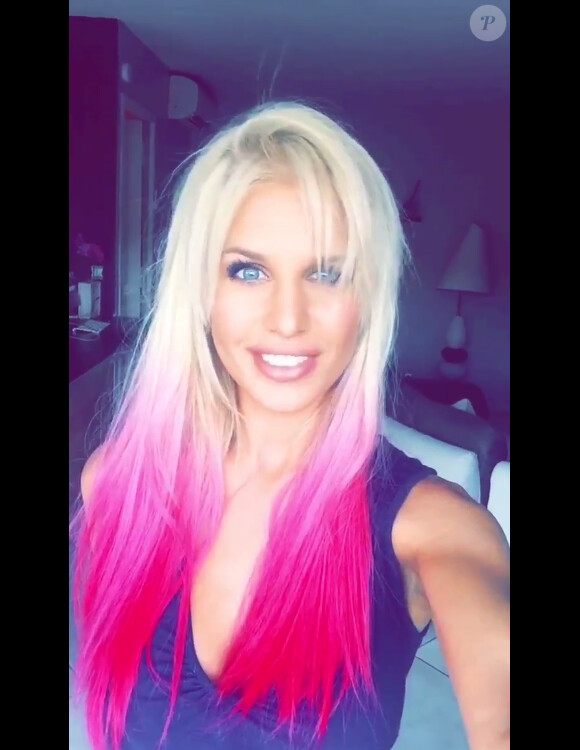 Adixia (Les Ch'tis) a dévoilé une nouvelle coiffure colorée et a fait gonfler ses lèvres. Juillet 2015.