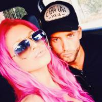 Adixia : Belle et rebelle en fluo, elle ose un changement de look radical !