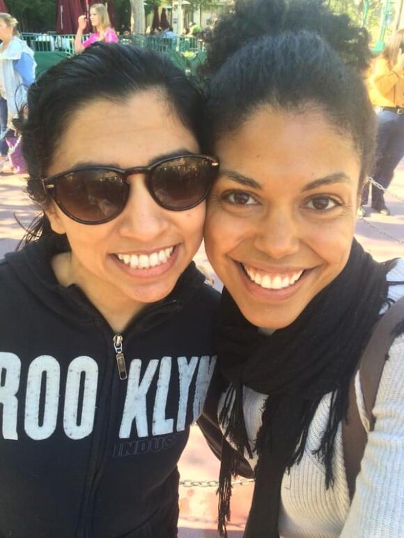 Karla Mosley a ajouté une photo à son compte Twitter en compagnie de sa meilleure amie à Disney, le 13 décembre 2014