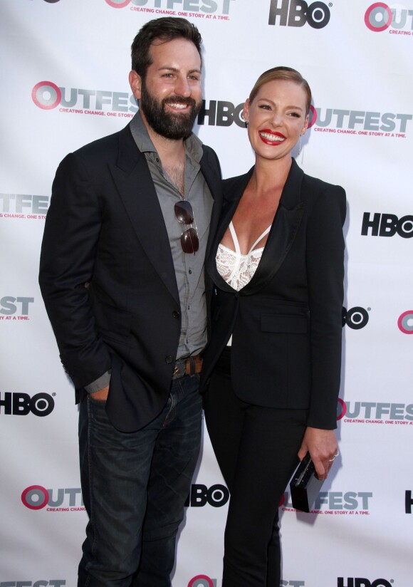Epanouie, dans les bras de son mari Josh Kelley, pour la première de son film Jenny's wedding, à Los Angeles le 10 juillet 2015