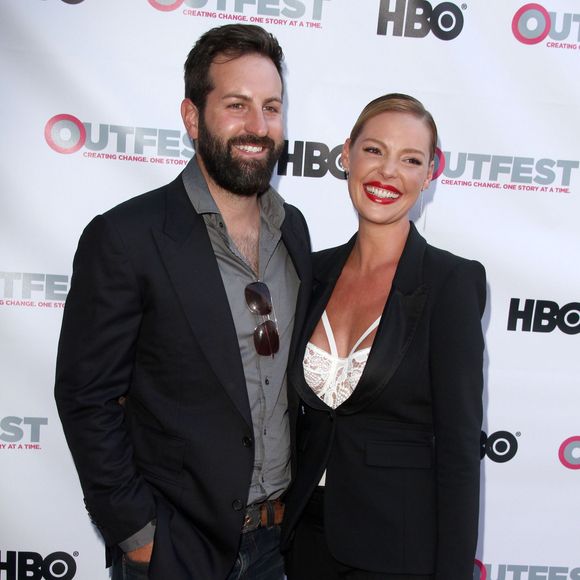 Epanouie, dans les bras de son mari Josh Kelley, pour la première de son film Jenny's wedding, à Los Angeles le 10 juillet 2015