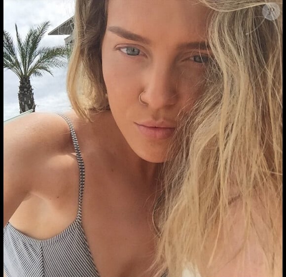 Perrie Edwards au bord de la piscine / photo postée sur Instagram au mois d'août 2015