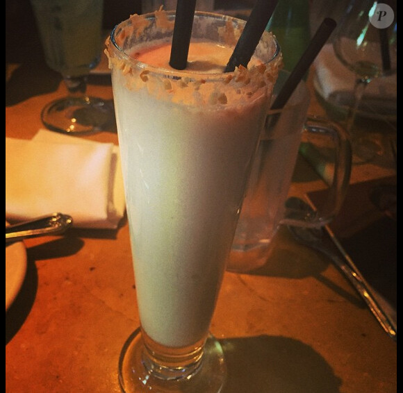 Perrie Edwards et ses copines du groupe Little Mix sont de sortie, elles en ont profité pour boire des cocktails à Las Vegas / photo postée sur Instagram au mois d'août 2015