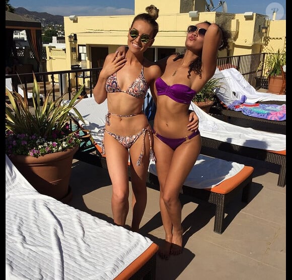 Perrie Edwards et ses copines du groupe Little Mix profitent d'une après-midi piscine / photo postée sur Instagram au mois d'août 2015