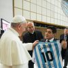Le pape François reçoit un maillot de l'équipe d'Argentine floqué du nom de Maradona et de son célèbre numéro 10 des mains d'El Pibe de Oro, au Vatican le 1er septembre 2014