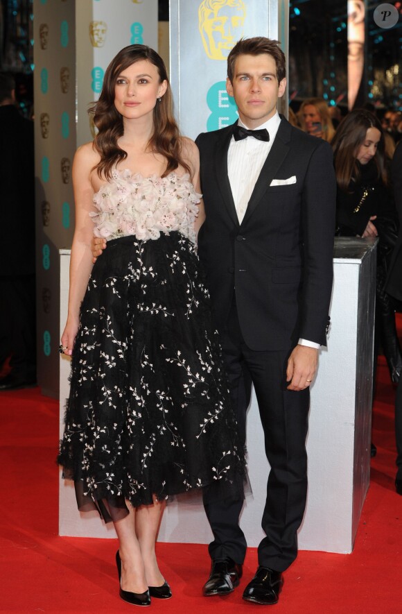 Keira Knightley (enceinte) et son mari James Righton - Arrivée des people à la cérémonie des British Academy Film Awards 2015 au Royal Opera House à Londres le 8 février 2015