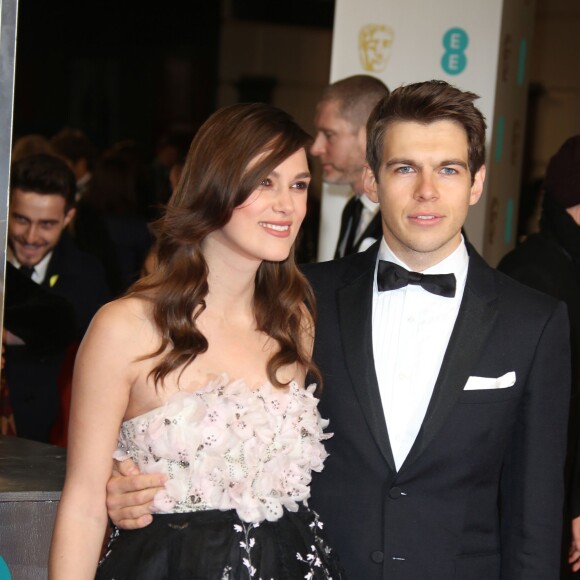 Keira Knightley (enceinte) et son mari James Righton - Arrivée des people à la cérémonie des British Academy Film Awards 2015 au Royal Opera House à Londres le 8 février 2015