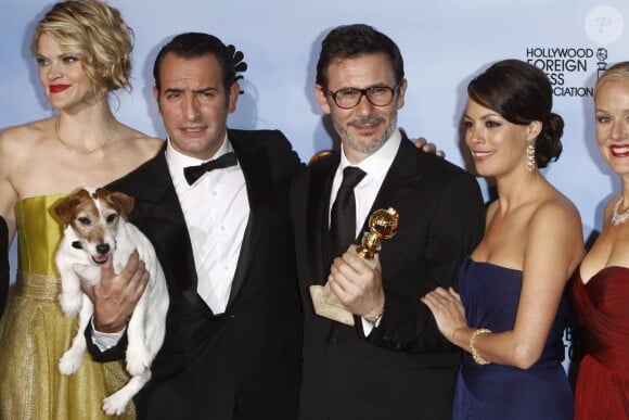 Missi Pyle, Uggie, Jean Dujardin,Michel Hazanaviciu, Bérénice Bejo et Penelope Ann Miller aux Golden Globe Awards 2012.