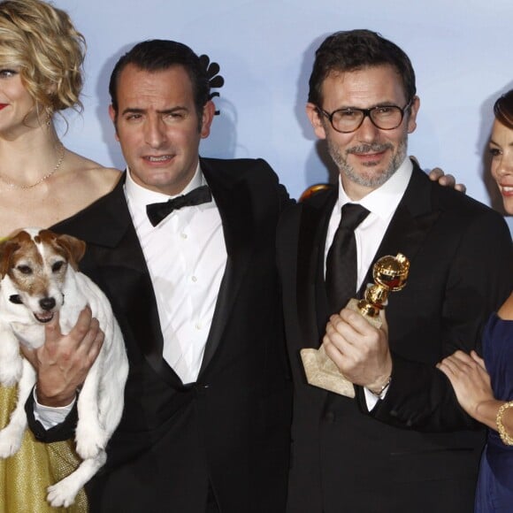 Missi Pyle, Uggie, Jean Dujardin,Michel Hazanaviciu, Bérénice Bejo et Penelope Ann Miller aux Golden Globe Awards 2012.