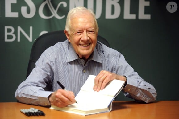 Lex-président Jimmy Carter dédicace ses mémoires "A Full Life : Reflections at Ninety" chez Barnes & Noble à New York. Le 7 juillet 2015