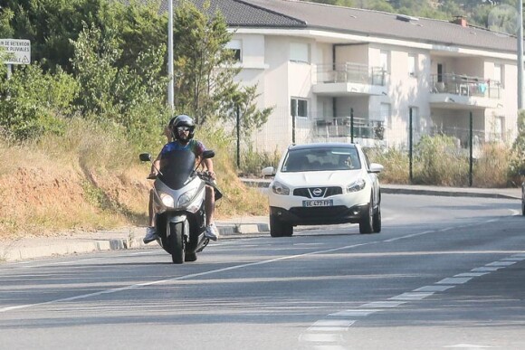 Nabilla Benattia et son compagnon Thomas Vergara partent en scooter chez Bricorama pour finaliser l'installation de leur cuisine de leur nouvel appartement à Aix en Provence le 17 juillet 2015.