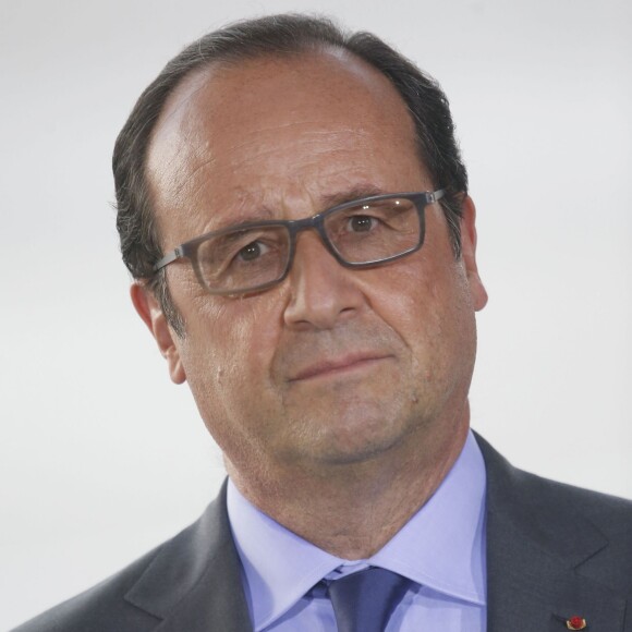 François Hollande. Au lendemain de sa libération, Isabelle Prime, l' ex-otage détenue pendant cinq mois au Yémen, est accueillie à son retour en France par le Président de la République sur la base militaire de Vélizy Villacoublay. Le 7 août 2015.