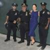 Sophia Bush et des policiers arrivant pour la remise des "Fragrance Foundation Awards 2015" à New York, le 17 juin 2015. 