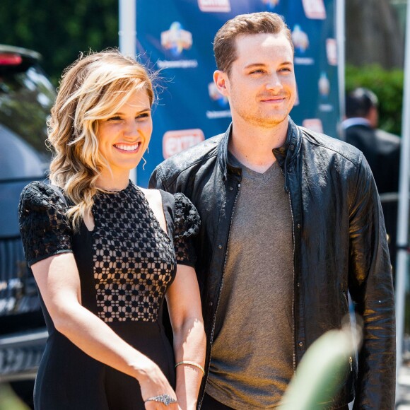 Sophia Bush, Jesse Lee Soffer - People sur le plateau de l'émission "Extra!" à Universal City, le 19 mai 2014.