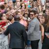 Zac Efron fait des selfies à l'avant-première du film "We Are Your Friends" au Kinepolis de Lomme (Lille), le 12 août 2015.