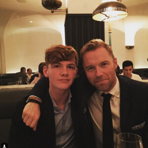 Ronan Keating dîne avec son fils pour son enterrement de vie de garçon / août 2015 
 
 