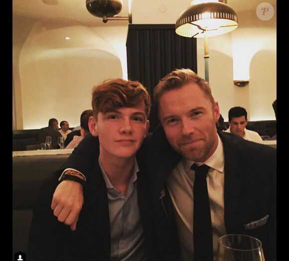 Ronan Keating dîne avec son fils pour son enterrement de vie de garçon / août 2015 
 
 