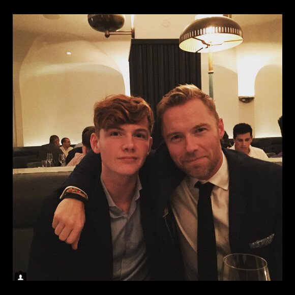 Ronan Keating dîne avec son fils pour son enterrement de vie de garçon / août 2015 
 
 