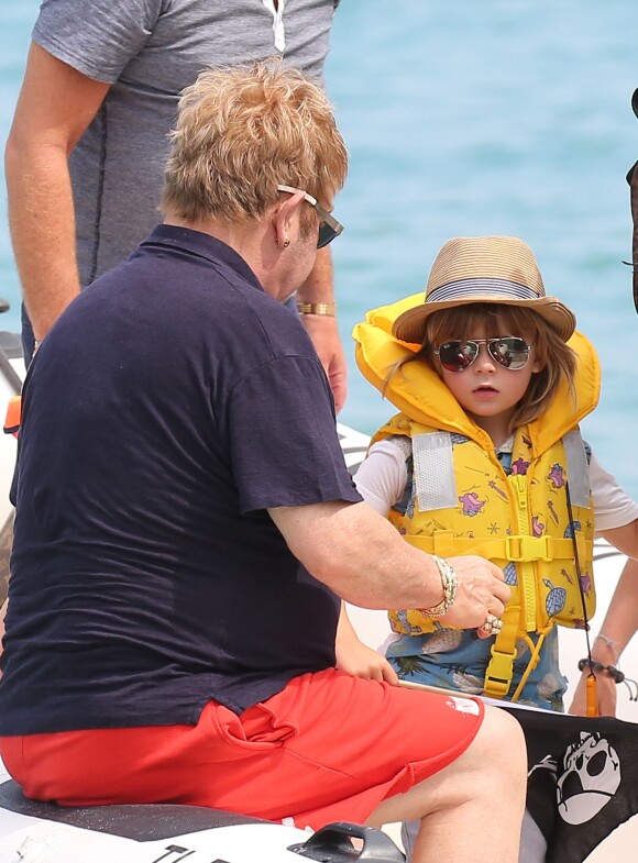 Elton John, David Furnish et leurs fils Elijah et Zachary vont au Club 55 pendant leurs vacances à Saint-Tropez, le 13 août 2015.